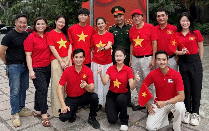 Vợ chồng NSND Lan Hương và NSƯT Đỗ Kỷ trong buổi tập luyện cùng các đồng nghiệp.