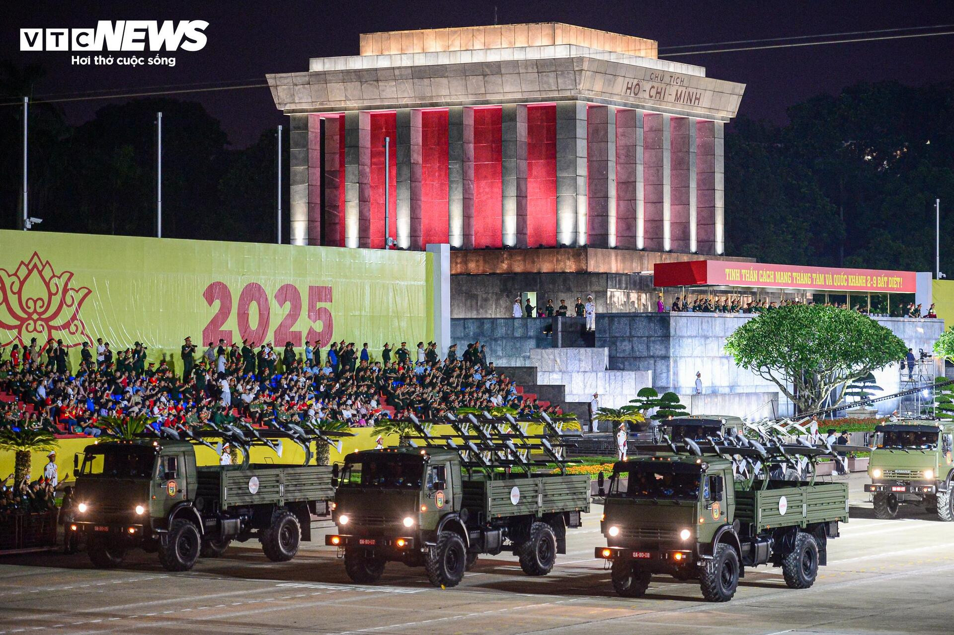 Tên lửa, UAV 'Made in Vietnam' phô diễn sức mạnh tại Quảng trường Ba Đình - 14