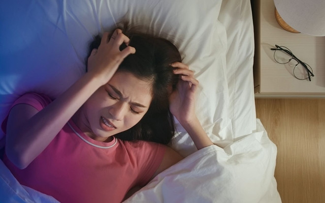 Tình cờ biết được bí mật động trời của bố chồng chuẩn mực tôi mất ngủ vì không biết có nên nói với chồng không