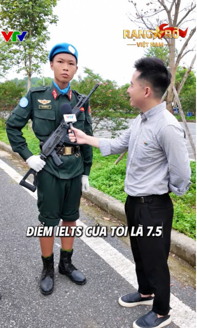 2 chiến sĩ tham gia diễu binh gây bùng nổ MXH với màn trả lời phỏng vấn bằng tiếng Anh trên VTV