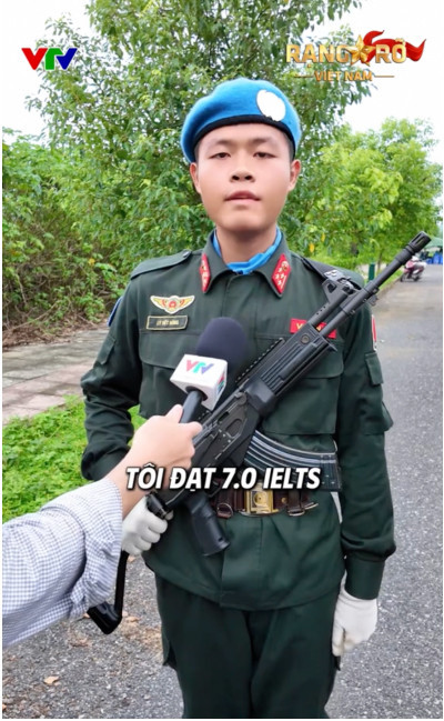 2 chiến sĩ tham gia diễu binh gây bùng nổ MXH với màn trả lời phỏng vấn bằng tiếng Anh trên VTV