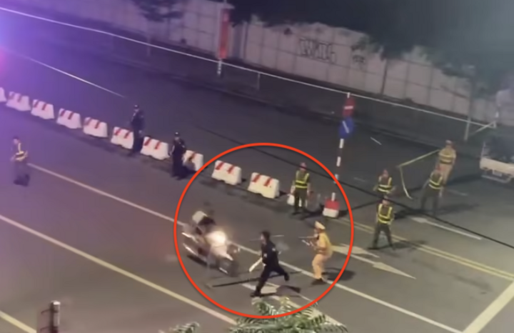 Hình ảnh 2 nam thanh niên phóng xe máy vào đường cấm, tông trúng cảnh sát cơ động.