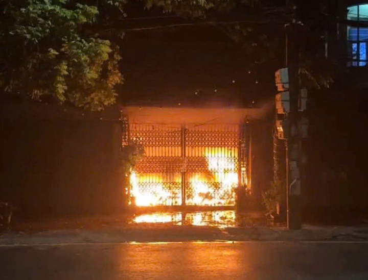 Lửa bùng lên dữ dội tại khu vực tầng 1 của căn nhà tại phường Phố Hiến, tỉnh Hưng Yên vào rạng sáng 23/8.