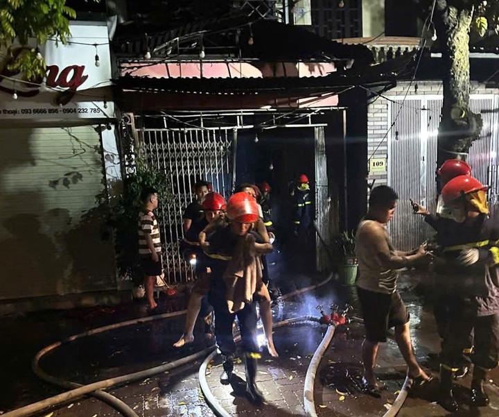 Lực lượng chữa cháy nhanh chóng dập lửa và giải cứu 7 người mắc kẹt bên trong căn nhà.