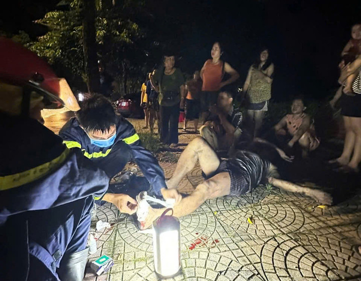 Sơ cứu cho chủ hộ bị thương trong vụ hỏa hoạn.