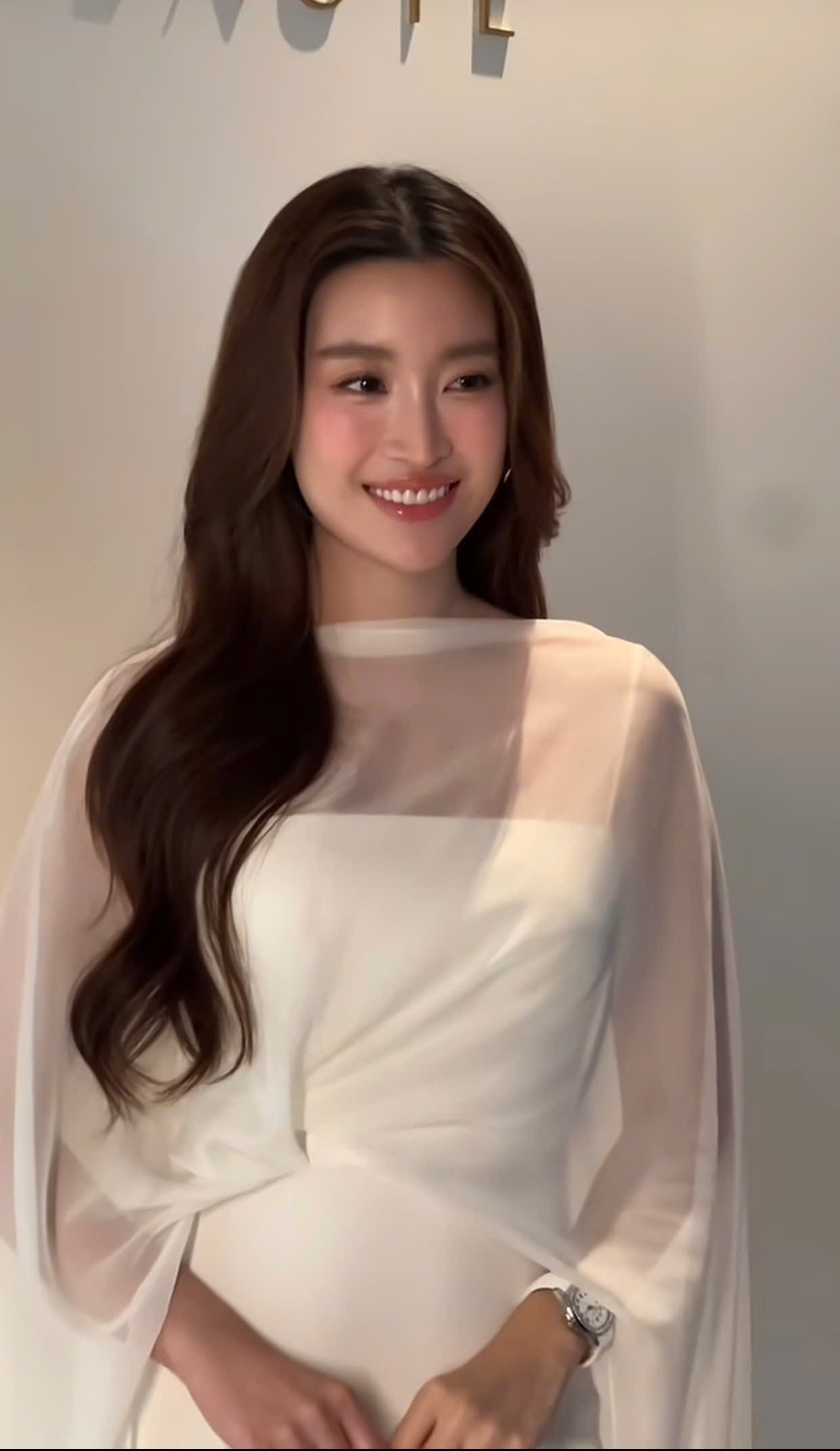 Phú bà Đỗ Mỹ Linh đẹp xuất thần lấn át cả dàn hoa á hậu qua CAM thường