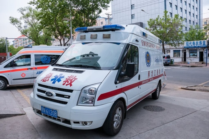 Một nhân viên khách sạn đã gọi xe cấp cứu sau khi vào phòng cùng Trang và phát hiện Chu nằm bất động trên giường. (Ảnh: Shutterstock)