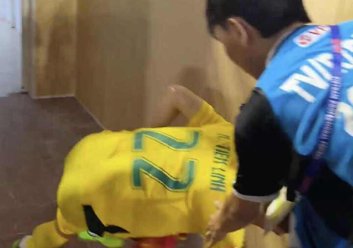 Tiến Linh trượt ngã khi kí tặng cho người hâm mộ.