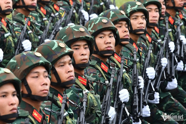 Những mẫu súng trang bị cho các khối diễu binh Quân đội, Công an - 8