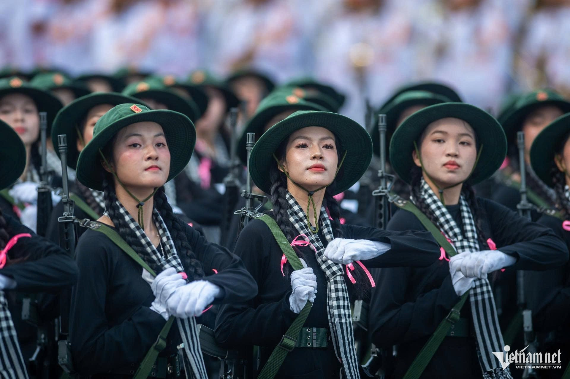 Những mẫu súng trang bị cho các khối diễu binh Quân đội, Công an - 19