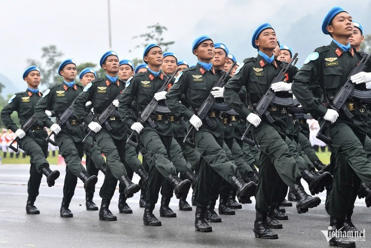 Những mẫu súng trang bị cho các khối diễu binh Quân đội, Công an - 15