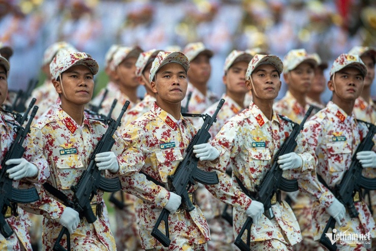 Những mẫu súng trang bị cho các khối diễu binh Quân đội, Công an - 14