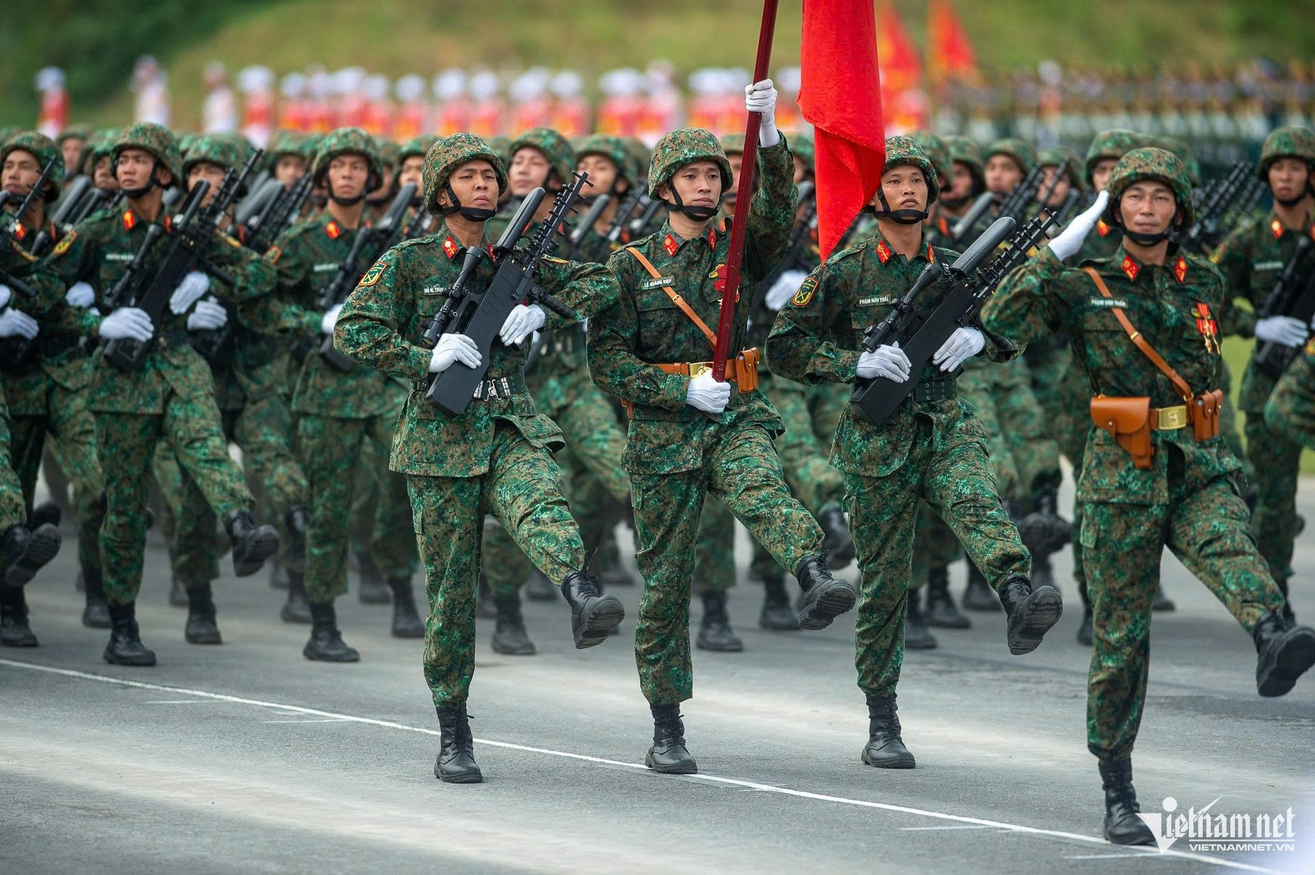 Những mẫu súng trang bị cho các khối diễu binh Quân đội, Công an - 1