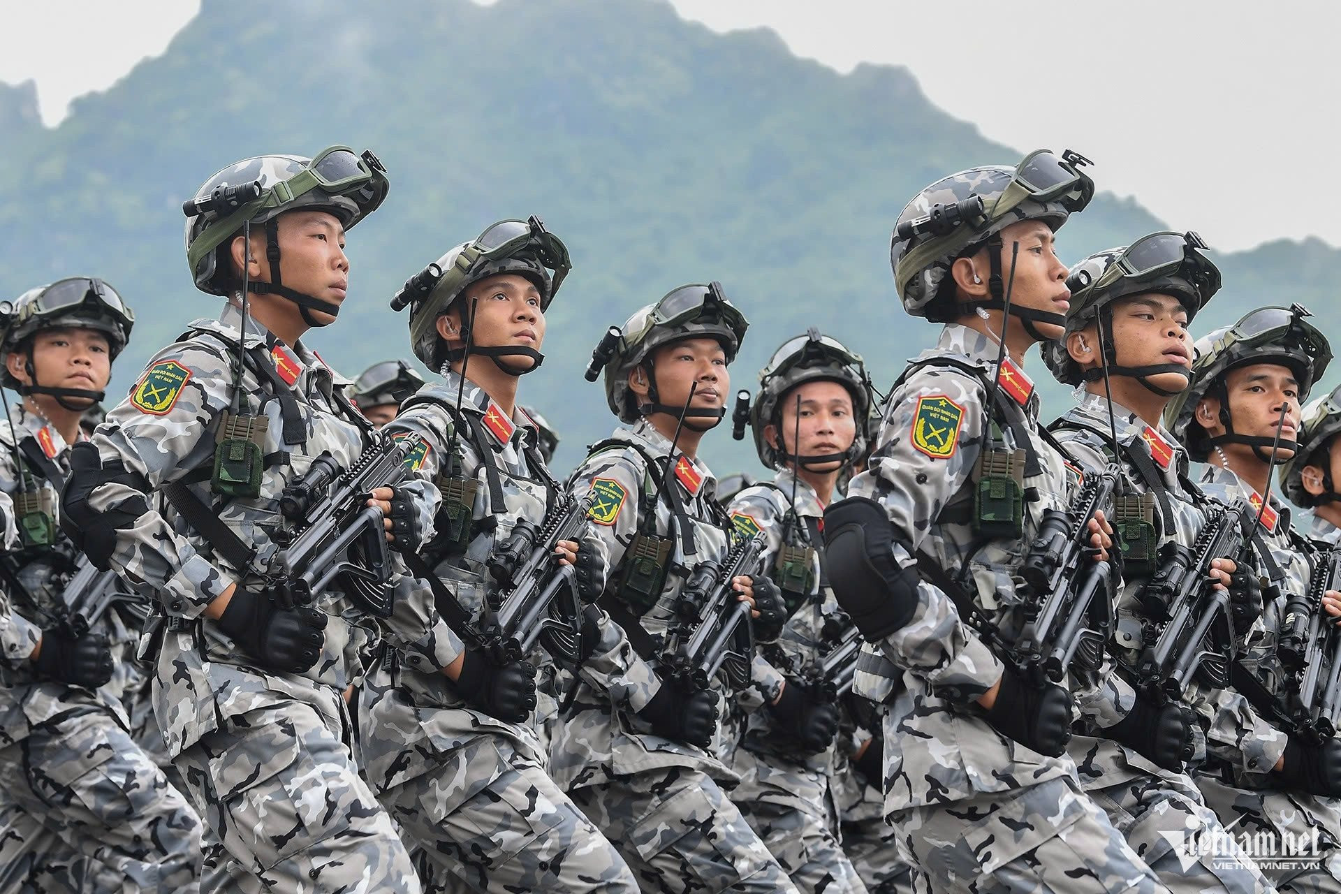 Những mẫu súng trang bị cho các khối diễu binh Quân đội, Công an - 5