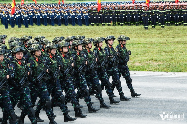 Những mẫu súng trang bị cho các khối diễu binh Quân đội, Công an - 7