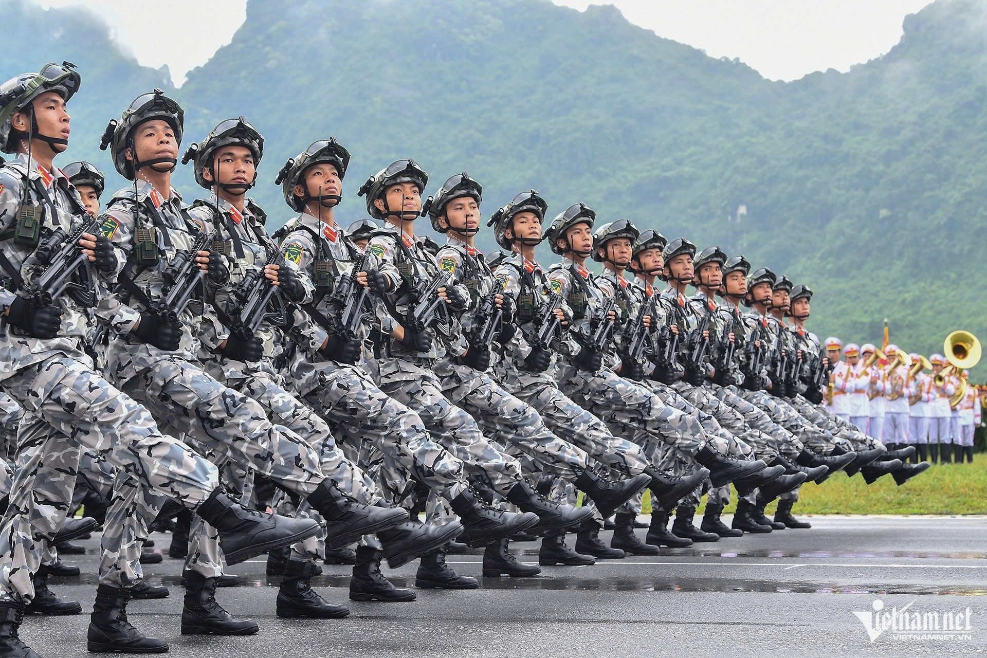 Những mẫu súng trang bị cho các khối diễu binh Quân đội, Công an - 4