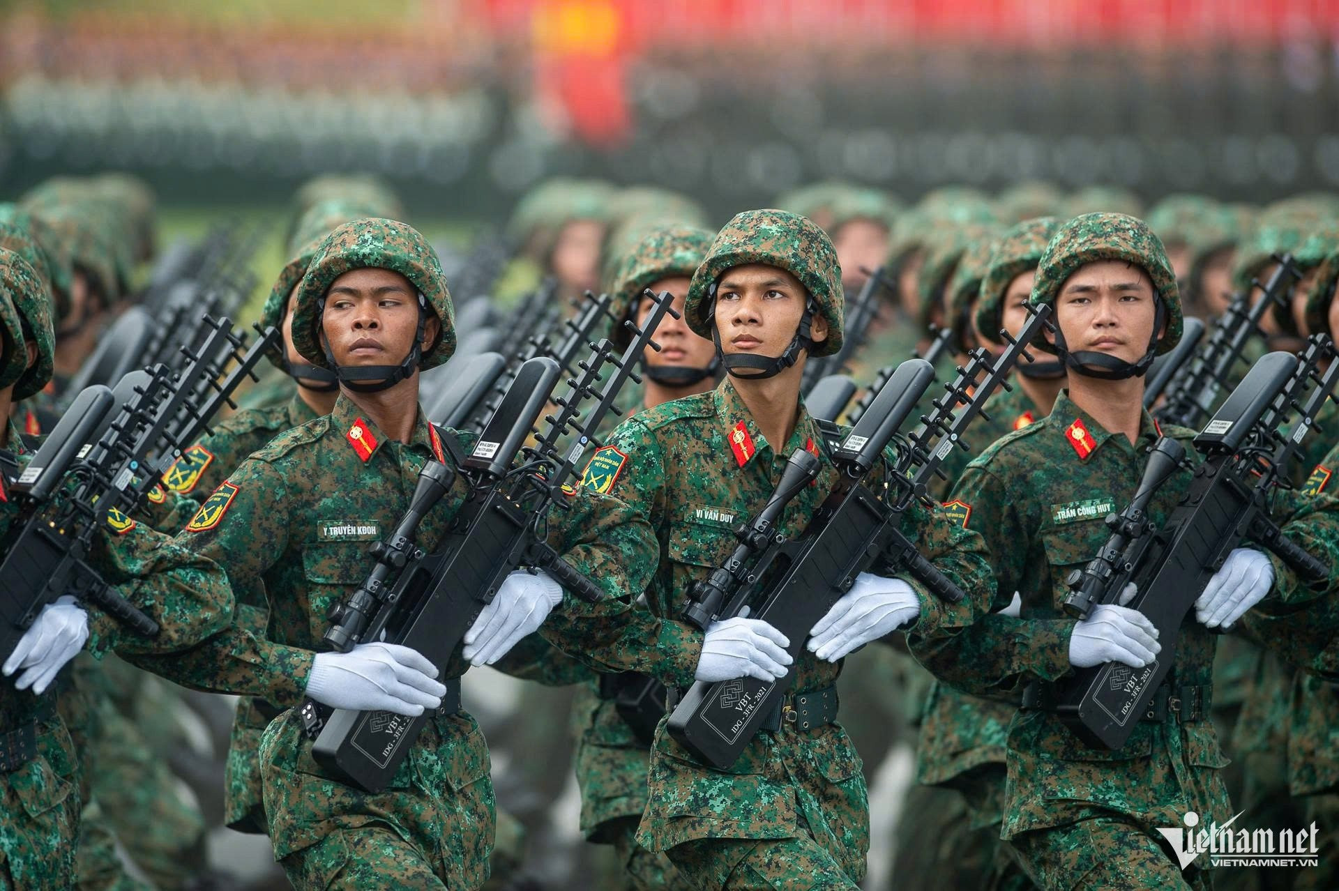 Những mẫu súng trang bị cho các khối diễu binh Quân đội, Công an - 2