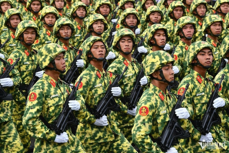 Những mẫu súng trang bị cho các khối diễu binh Quân đội, Công an - 11