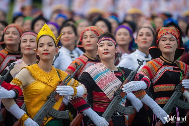 Những mẫu súng trang bị cho các khối diễu binh Quân đội, Công an - 18