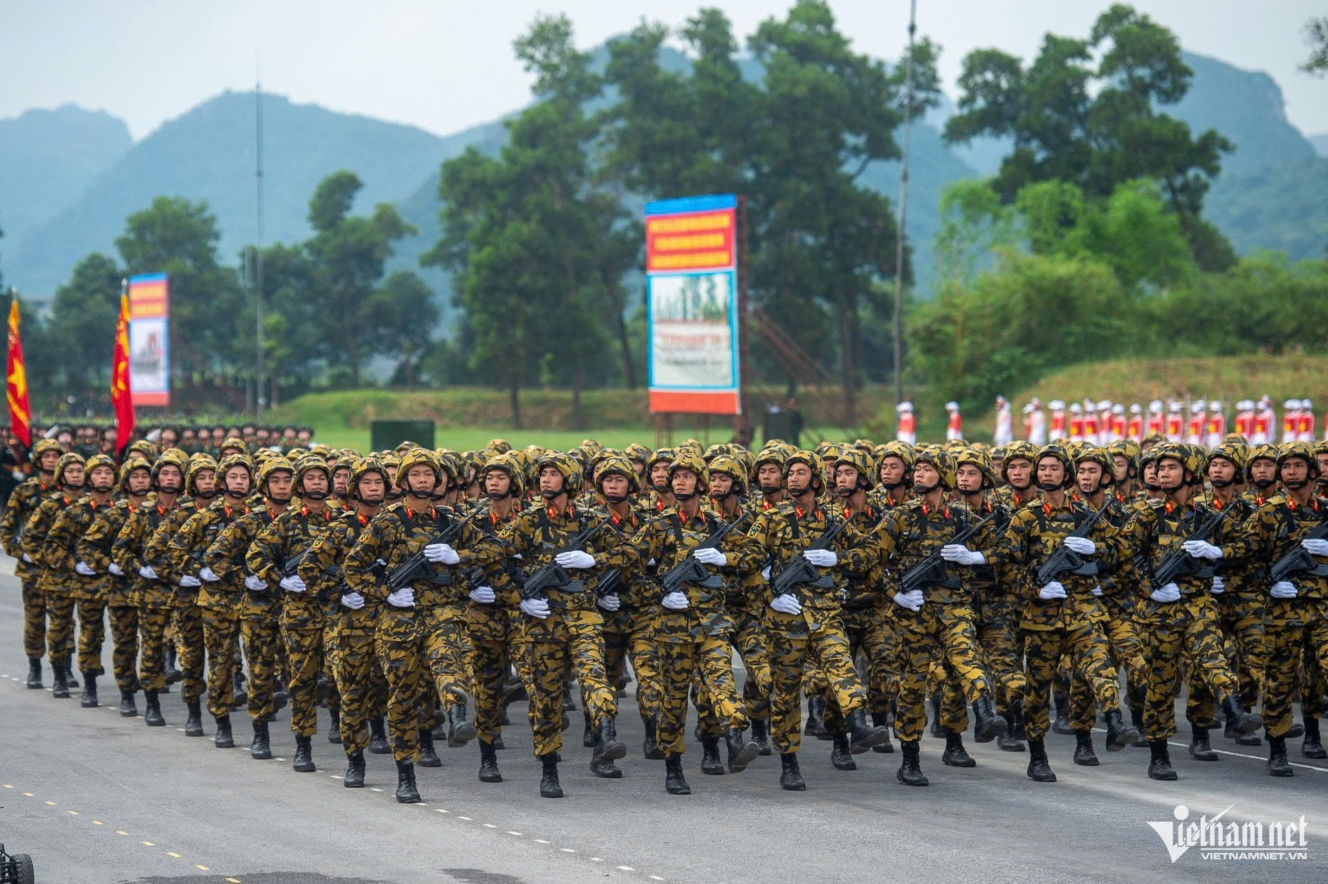 Những mẫu súng trang bị cho các khối diễu binh Quân đội, Công an - 10