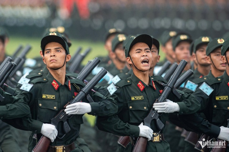 Những mẫu súng trang bị cho các khối diễu binh Quân đội, Công an - 24