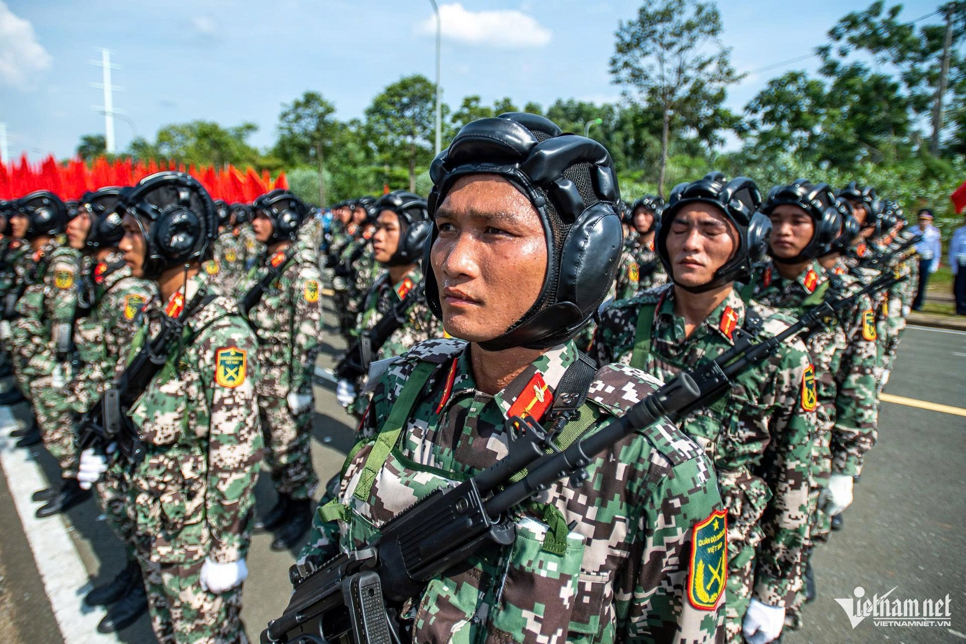 Những mẫu súng trang bị cho các khối diễu binh Quân đội, Công an - 13