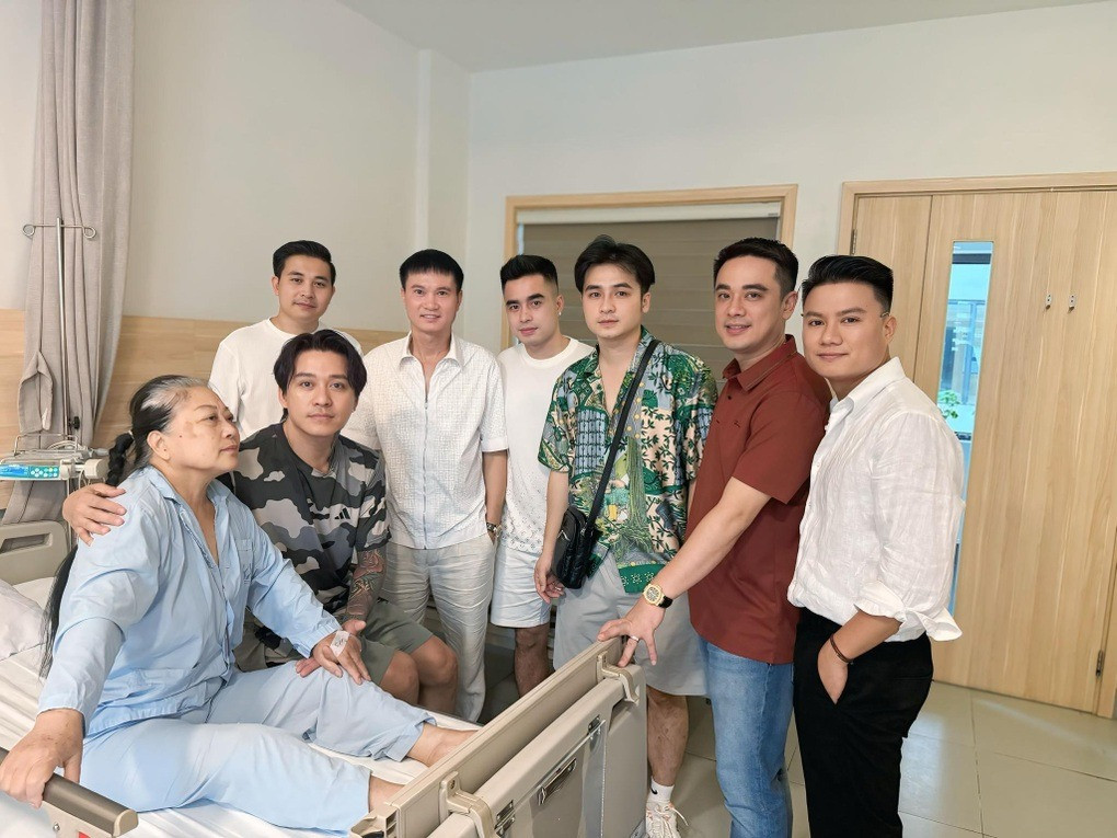 Tuấn Hưng công khai hình ảnh mẹ lúc mắc bạo bệnh