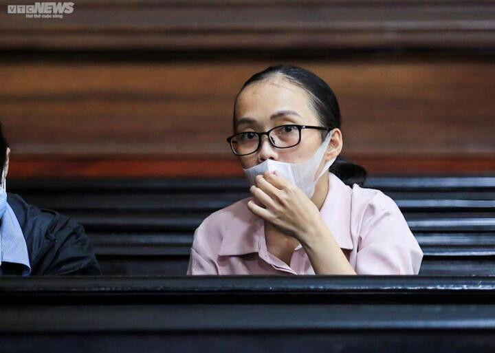 Bị cáo Võ Thị Thanh Mai (vợ bị cáo Nguyễn Thái Luyện) tại toà.