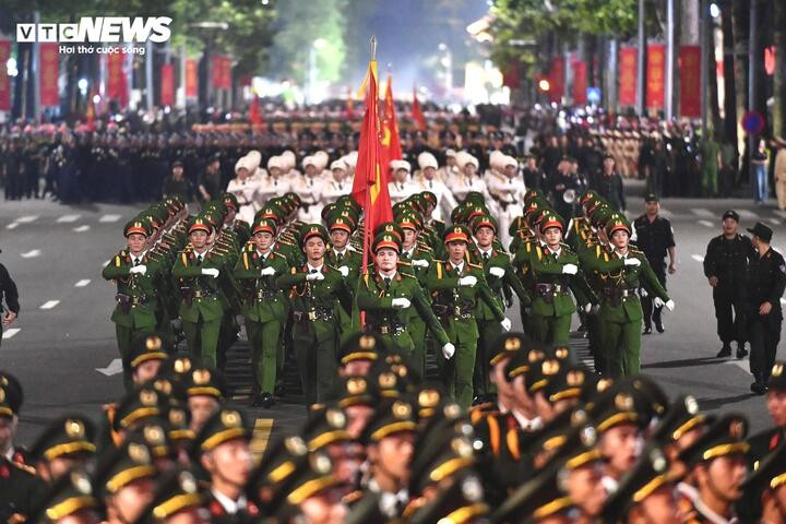 Các khối diễu binh, diễu hành hùng tráng trong buổi Tổng hợp luyện tối 21/8.