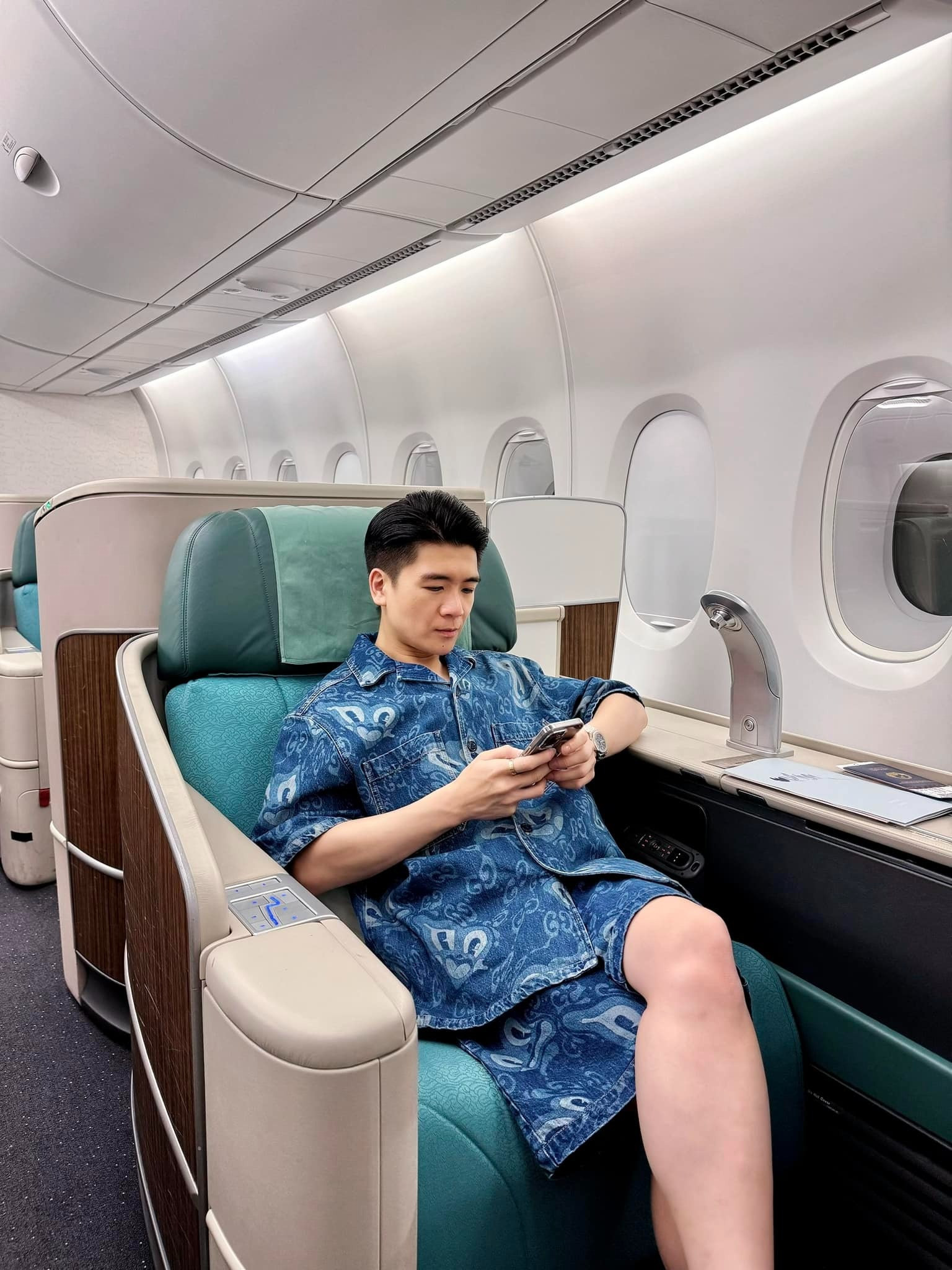 Anh chồng CEO của Đỗ Mỹ Linh bùng nổ visual trong ngày sinh nhật đón tuổi mới