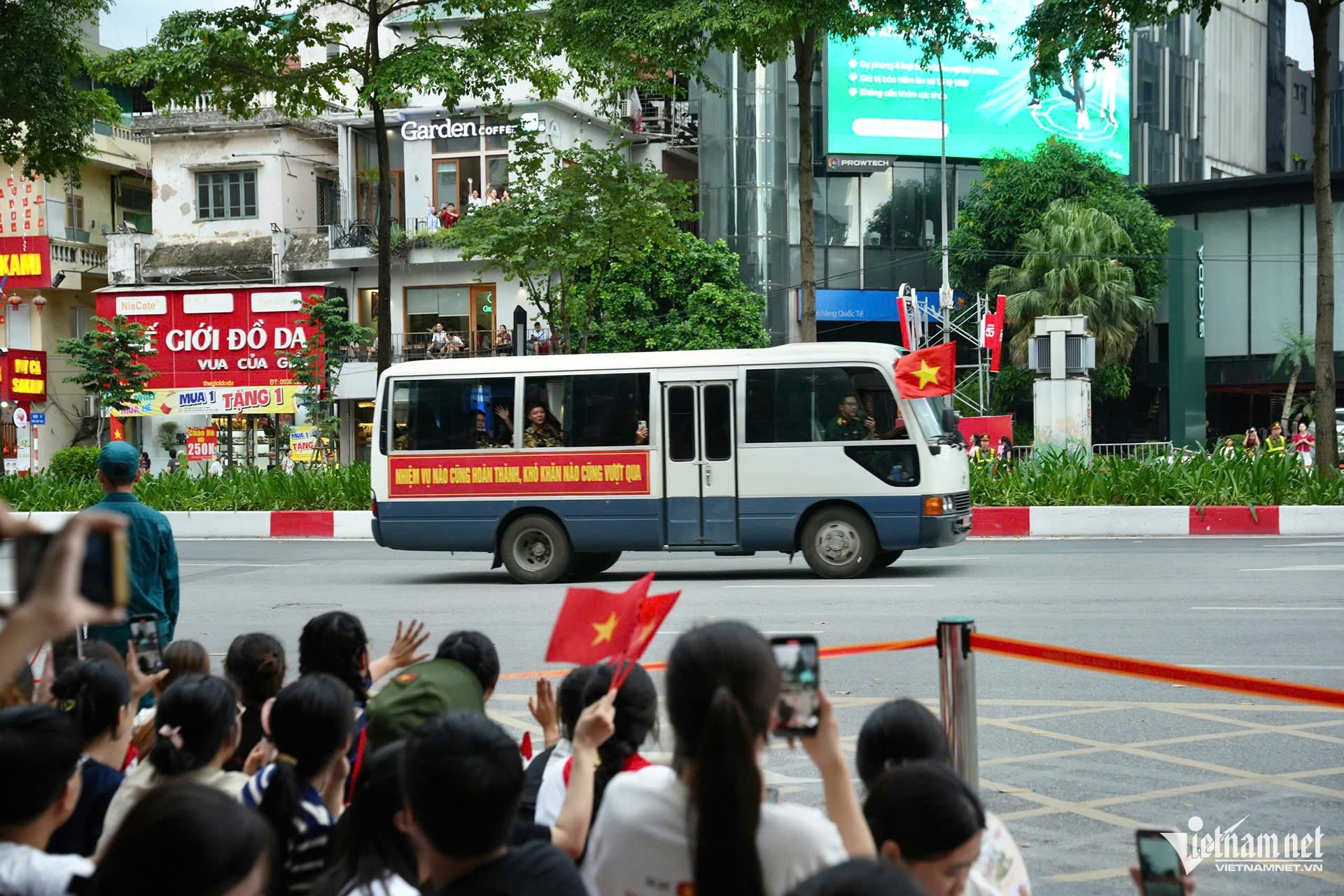 W-đoàn diễu binh.jpg