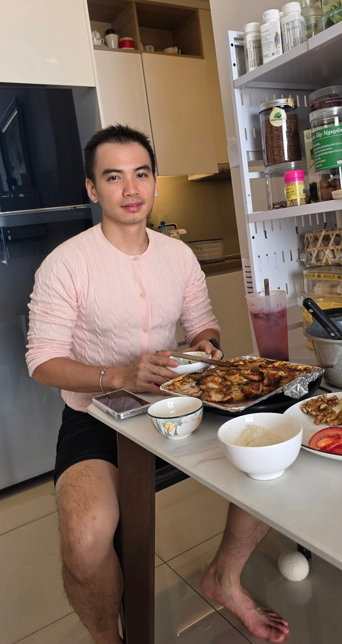 HHen Niê đăng loạt ảnh ông xã hậu cấy tóc mặc áo của vợ môi hồng tự nhiên