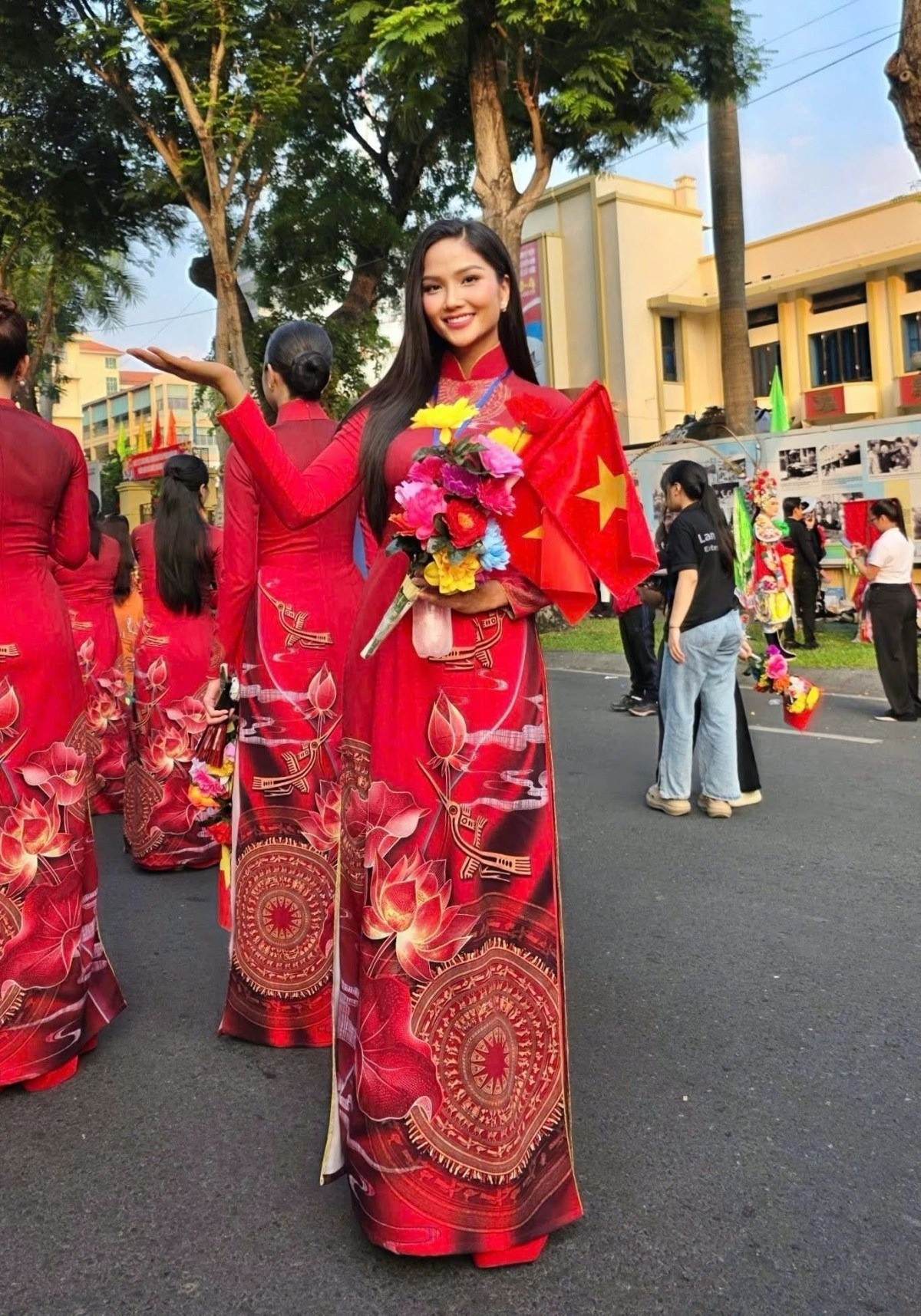 HHen Niê đăng loạt ảnh ông xã hậu cấy tóc mặc áo của vợ môi hồng tự nhiên