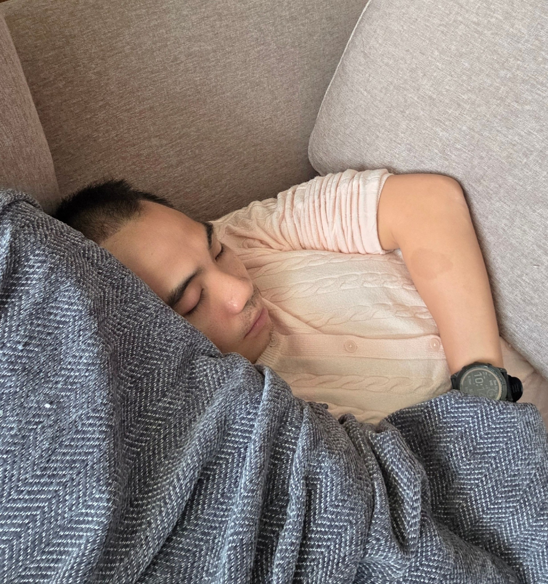 HHen Niê đăng loạt ảnh ông xã hậu cấy tóc mặc áo của vợ môi hồng tự nhiên