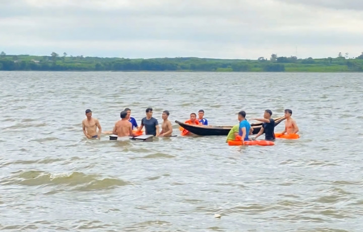 Chính quyền địa phương phối hợp với người dân tìm thấy thi thể người gặp nạn. (Ảnh: Văn Nghĩa)