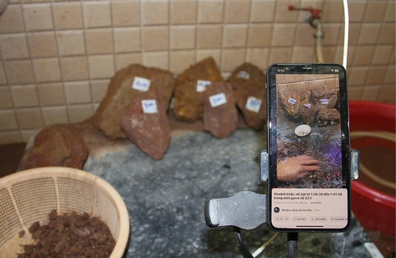 Livestream lừa bán đá thô đục ra có đá qúy, nhóm đối tượng ở Lào Cai cuỗm 10 tỷ đồng- Ảnh 1.