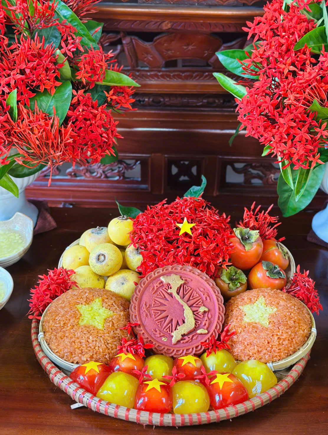 Mâm cỗ Vu Lan cờ đỏ sao vàng 'gây bão' mạng xã hội: Khi đạo hiếu hòa cùng niềm tự hào dân tộc- Ảnh 2.