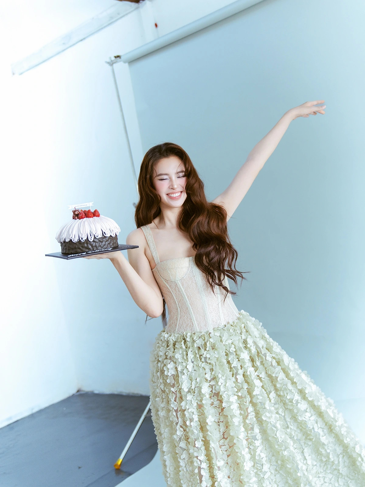 nhan sac tuoi 25 cua hoa hau tieu vy hinh anh 3