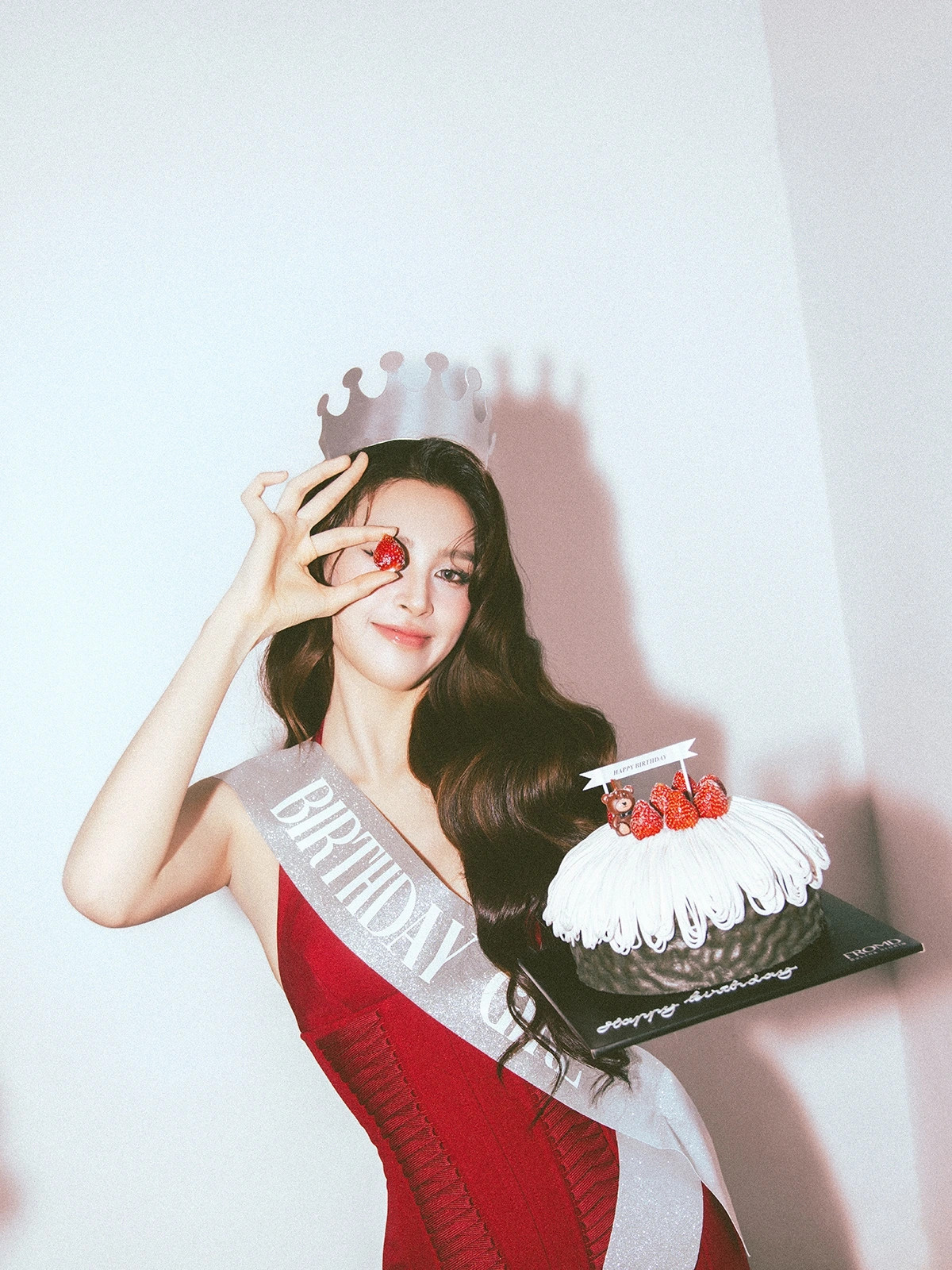 nhan sac tuoi 25 cua hoa hau tieu vy hinh anh 1