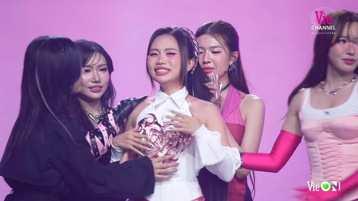 Phương Mỹ Chi khóc nức nở khi giành ngôi vị Quán quân Em xinh.