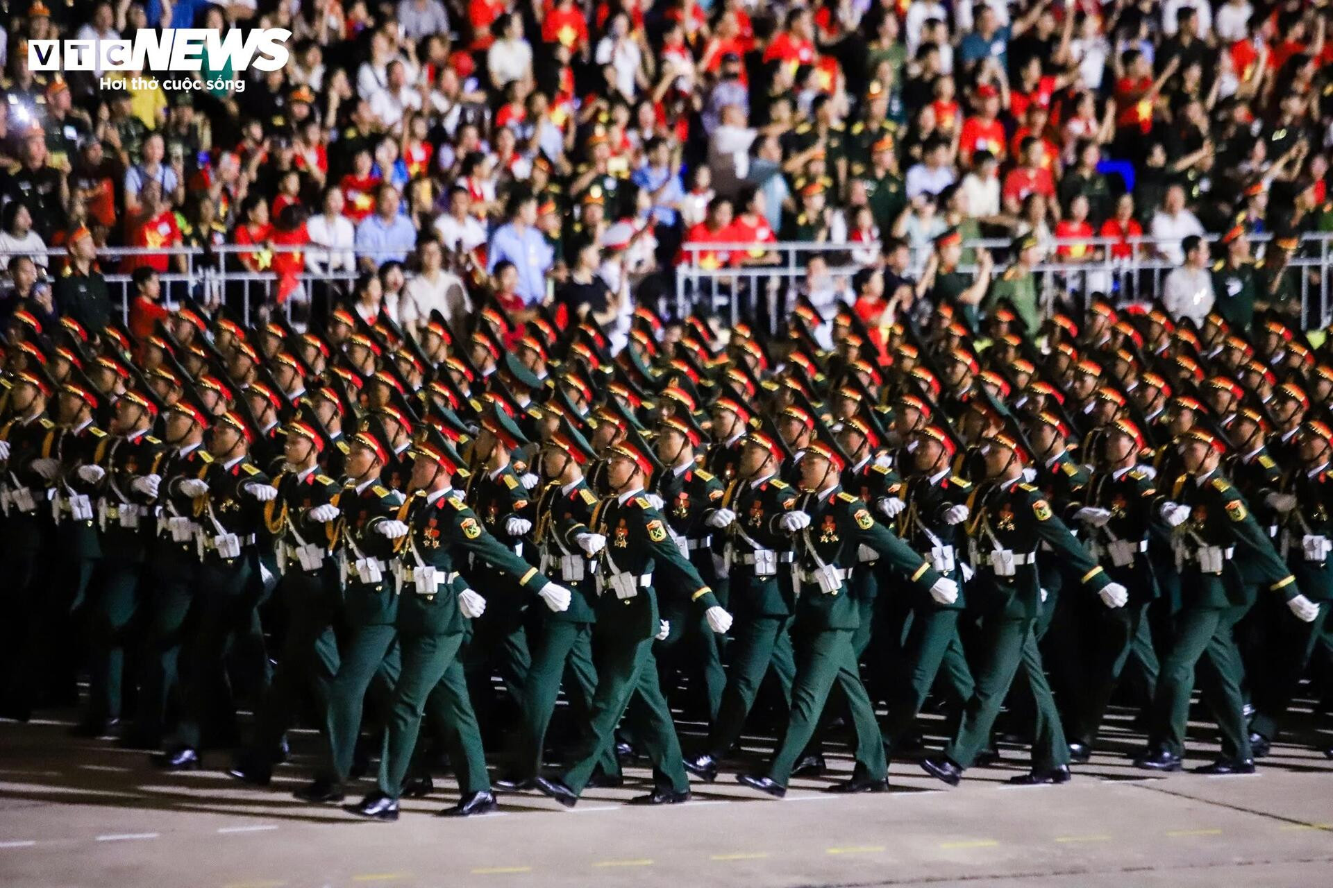 Ấn tượng hình ảnh 16.300 chiến sĩ nhịp bước quân hành tại Quảng trường Ba Đình - 14