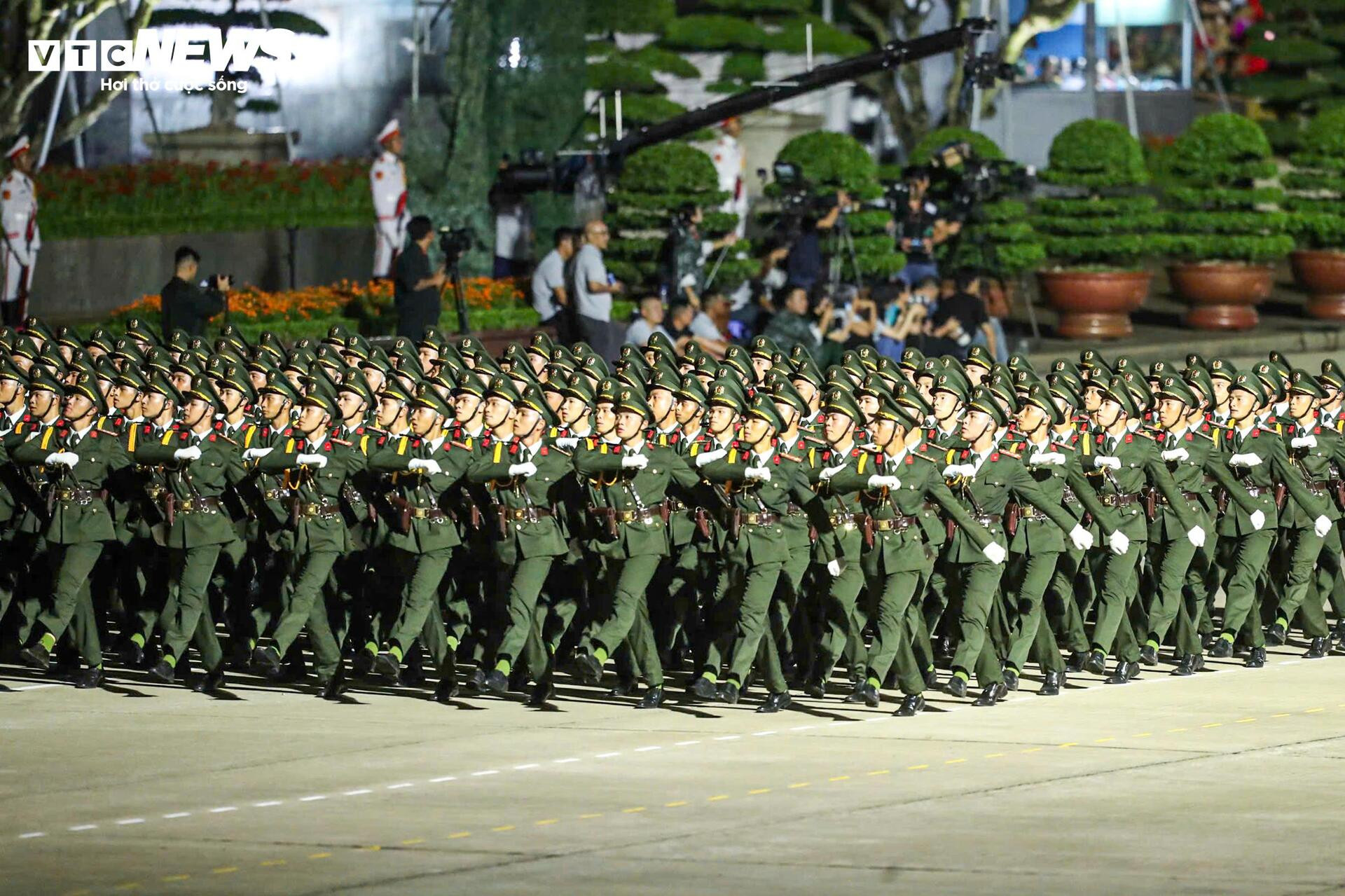 Ấn tượng hình ảnh 16.300 chiến sĩ nhịp bước quân hành tại Quảng trường Ba Đình - 19