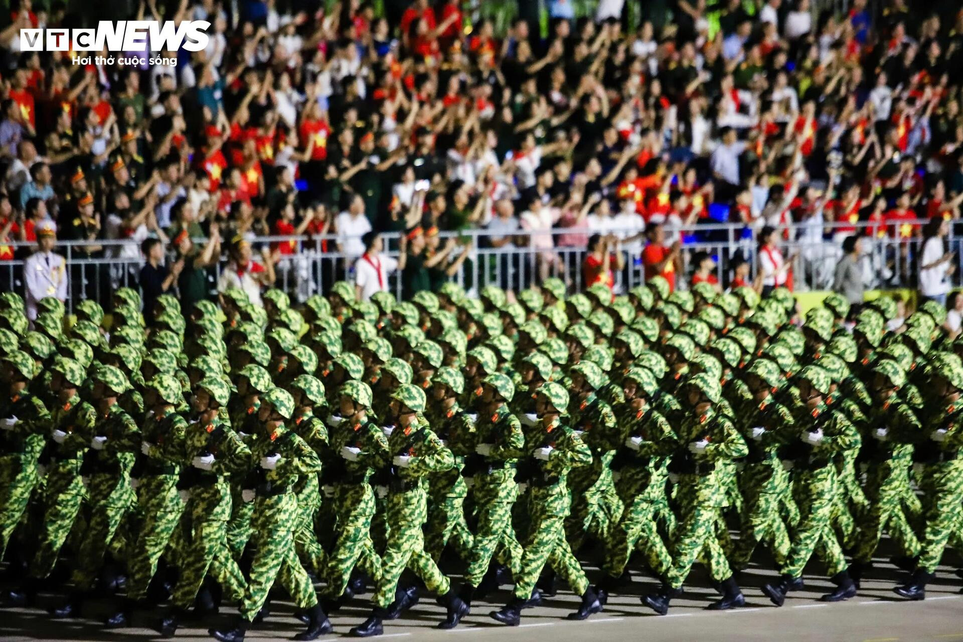 Ấn tượng hình ảnh 16.300 chiến sĩ nhịp bước quân hành tại Quảng trường Ba Đình - 13