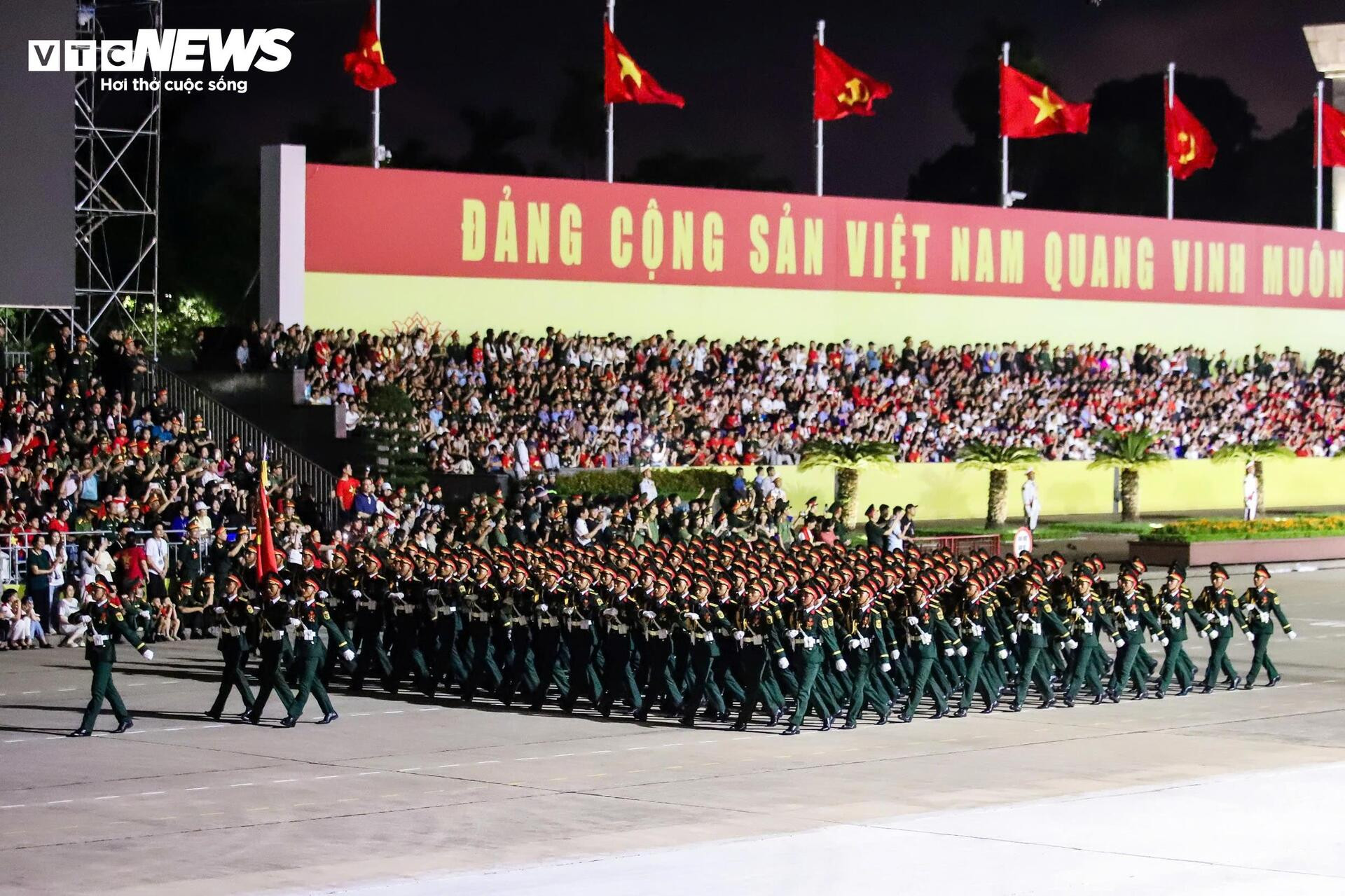 Ấn tượng hình ảnh 16.300 chiến sĩ nhịp bước quân hành tại Quảng trường Ba Đình - 10