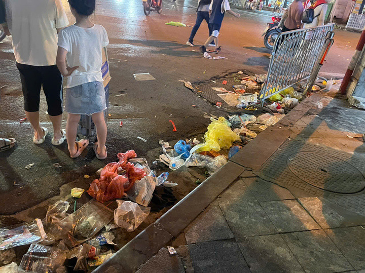 Hình ảnh về hậu quả những hành vi thiếu ý thức trong buổi lễ Tổng hợp luyện ngày 24/8 được chia sẻ trên mạng. (Ảnh chụp màn hình)