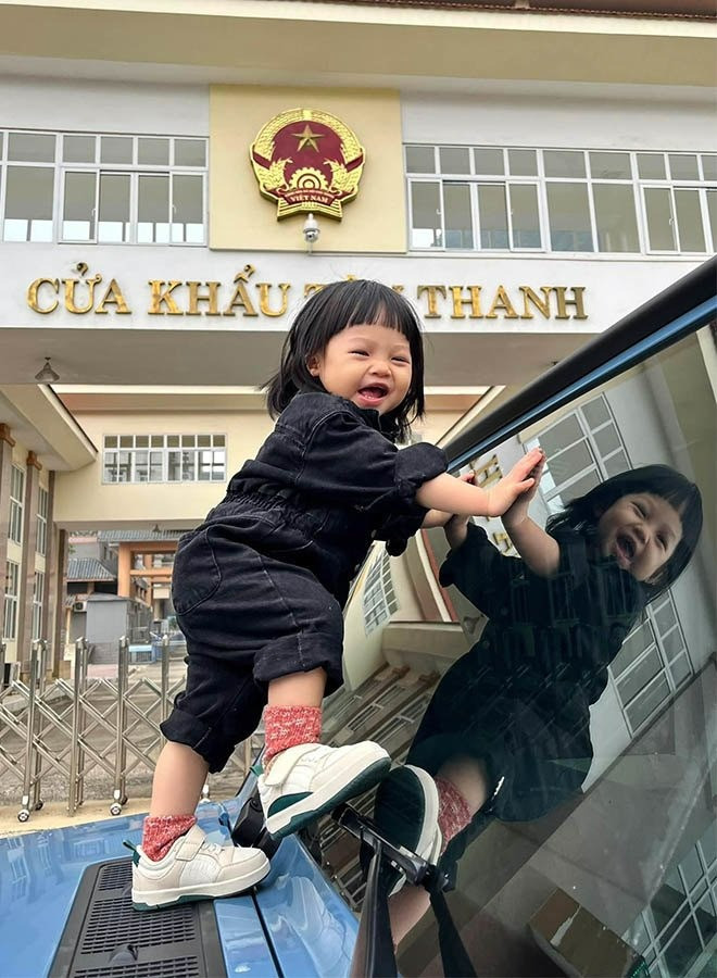 Cường Đô La cho con ra Hà Nội đu diễu binh dân tình thả wow vì 1 chi tiết