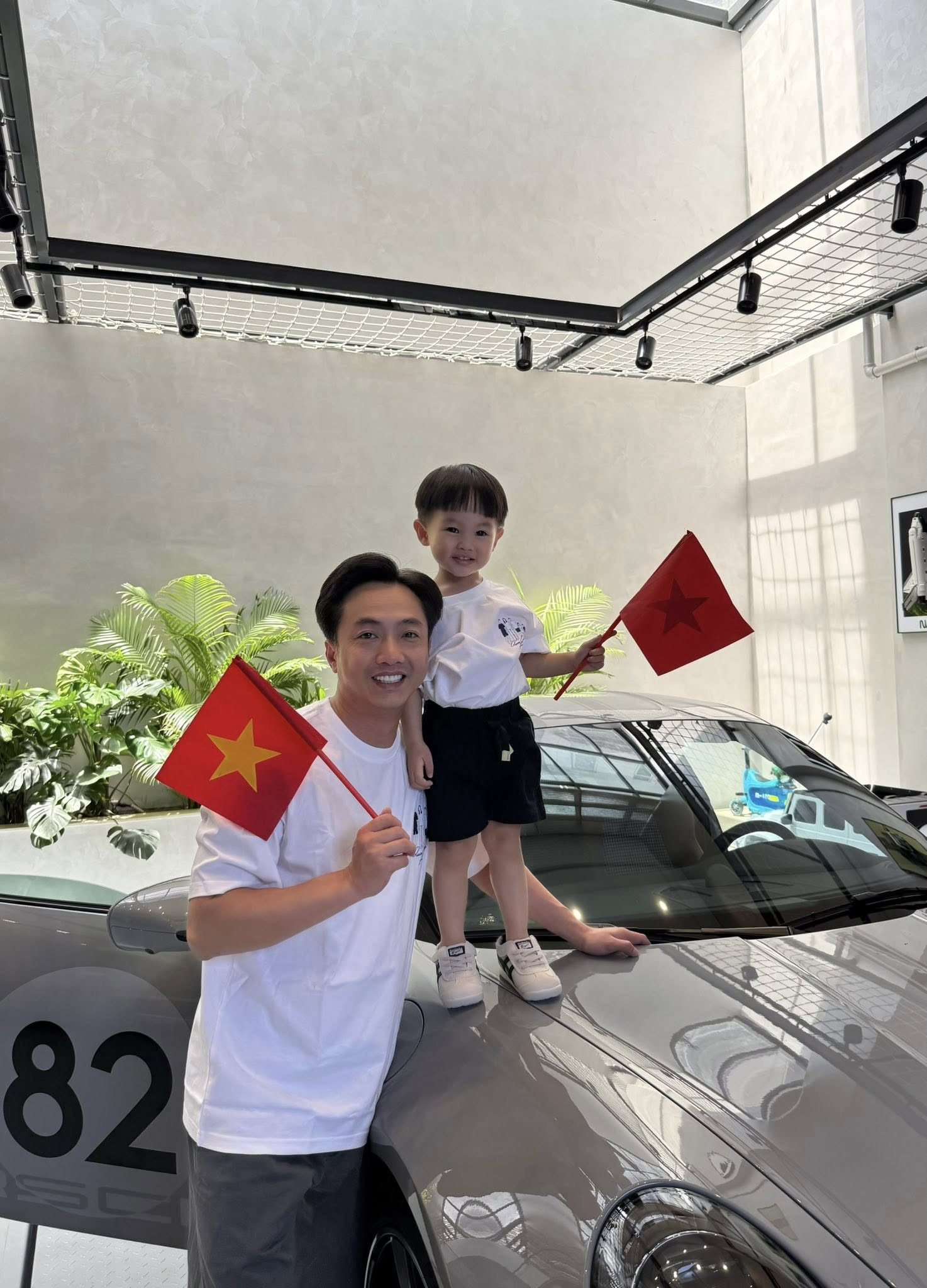 Cường Đô La cho con ra Hà Nội đu diễu binh dân tình thả wow vì 1 chi tiết