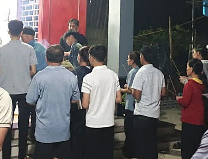 Người thân, hàng xóm thắp hương tiễn biệt ông Nguyễn Văn Sáu.