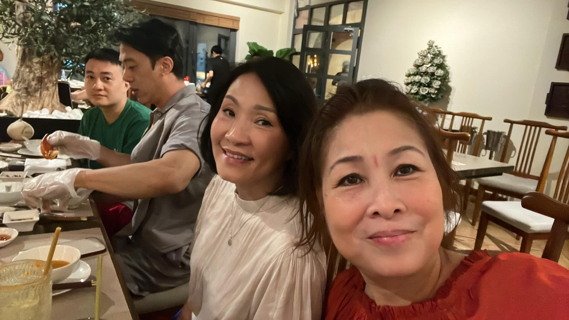 Không son phấn, NSND Hồng Vân vẫn rạng rỡ ở tuổi 59- Ảnh 7.