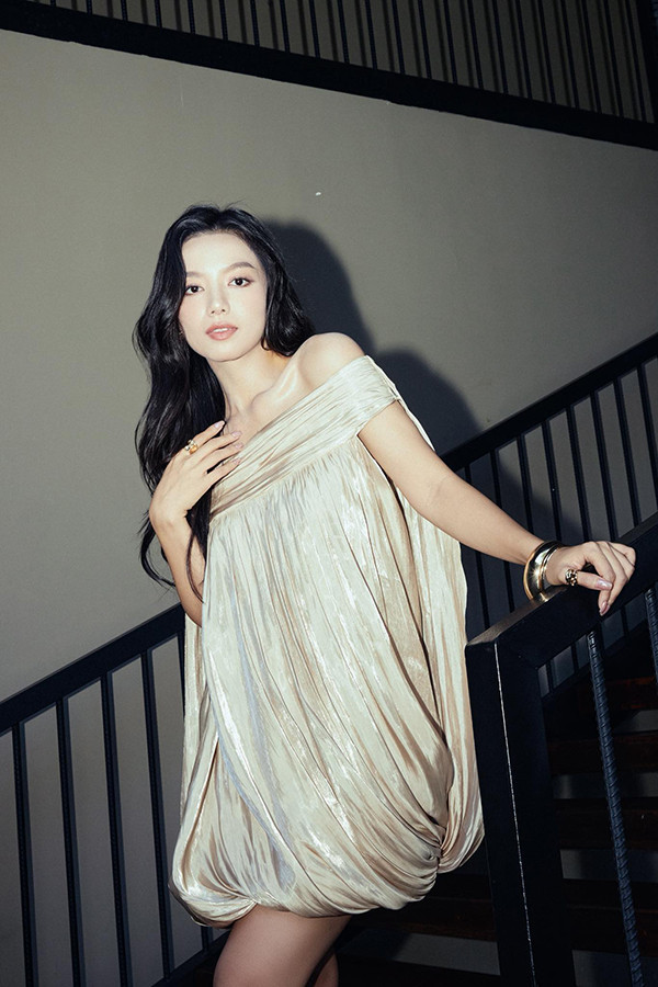 Làn da trắng nõn mịn màng ở tuổi 30 của diễn viên phim 'Mưa đỏ' - Ảnh 7.